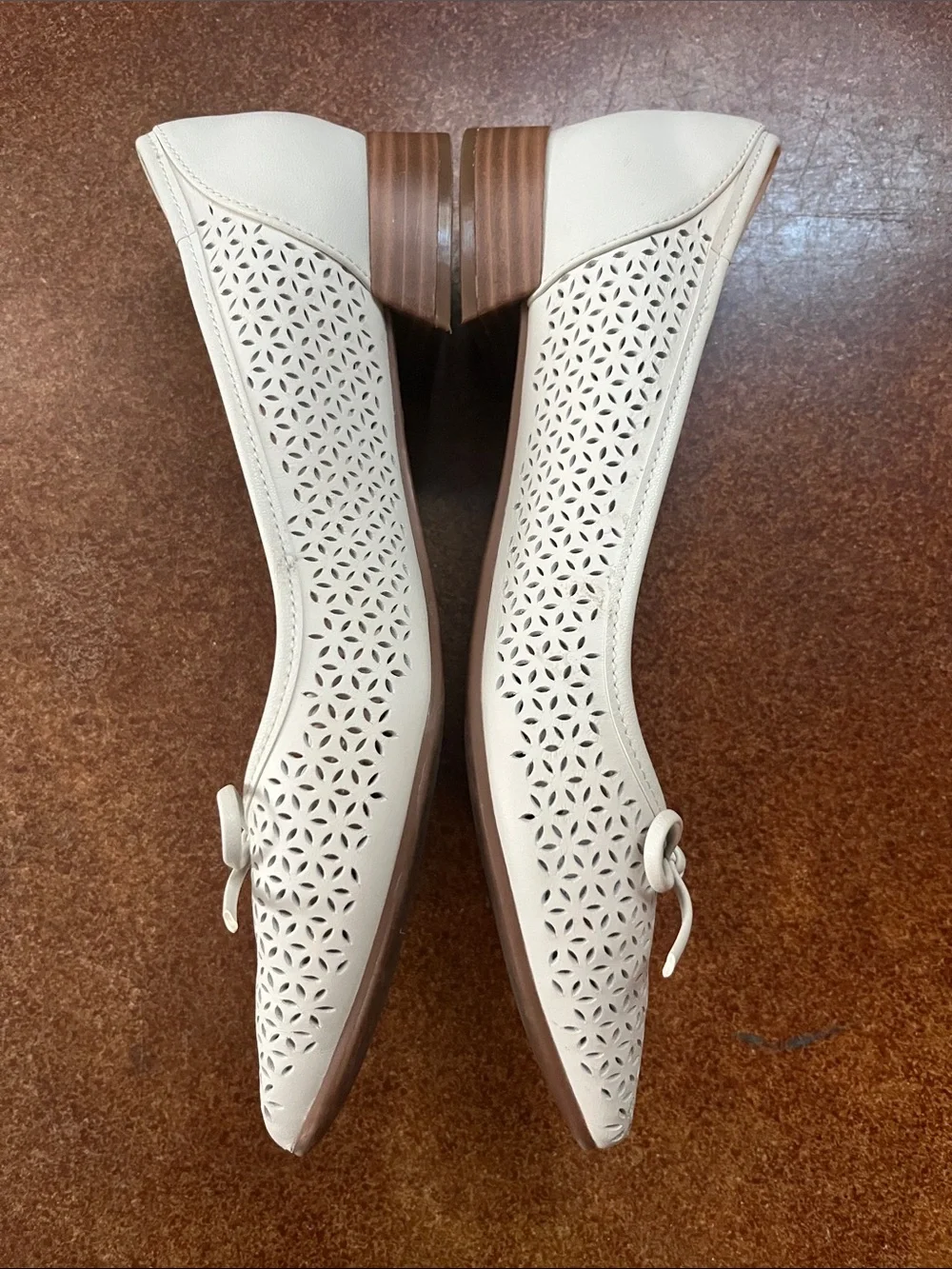 Clarks Women's Cream Laser-Cut Pointed Ballet Flats with Bow Sz 9